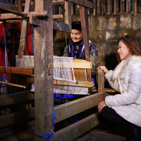 Silk Path Grand Sapa Resort & Spa מראה חיצוני תמונה A woman praying at the Church of the Nativity