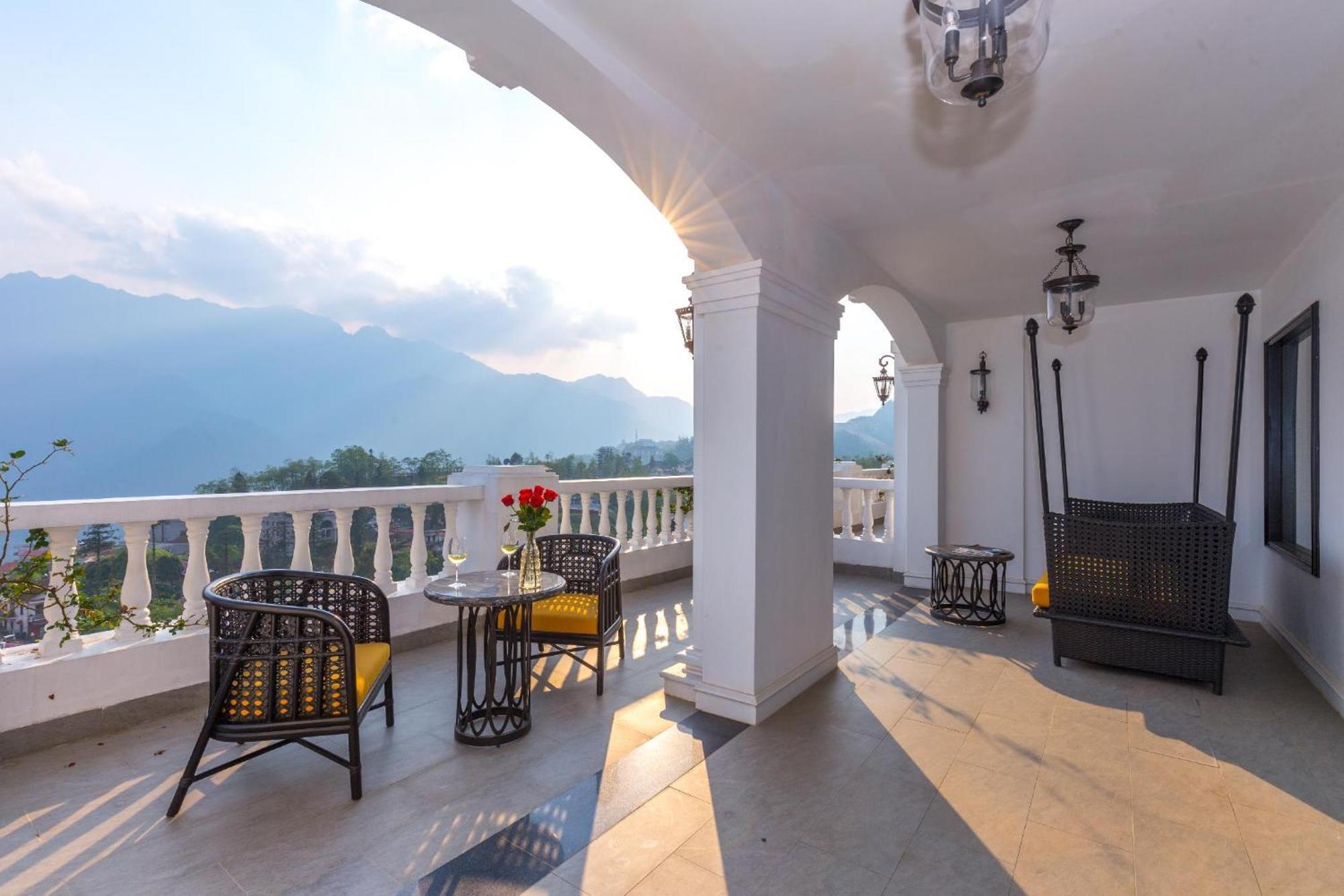 Silk Path Grand Sapa Resort & Spa מראה חיצוני תמונה The verandah of the hotel