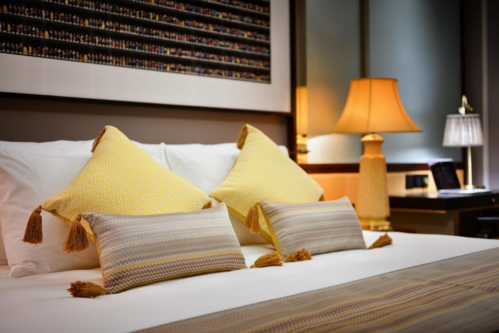 Silk Path Grand Sapa Resort & Spa מראה חיצוני תמונה A bed with cushions