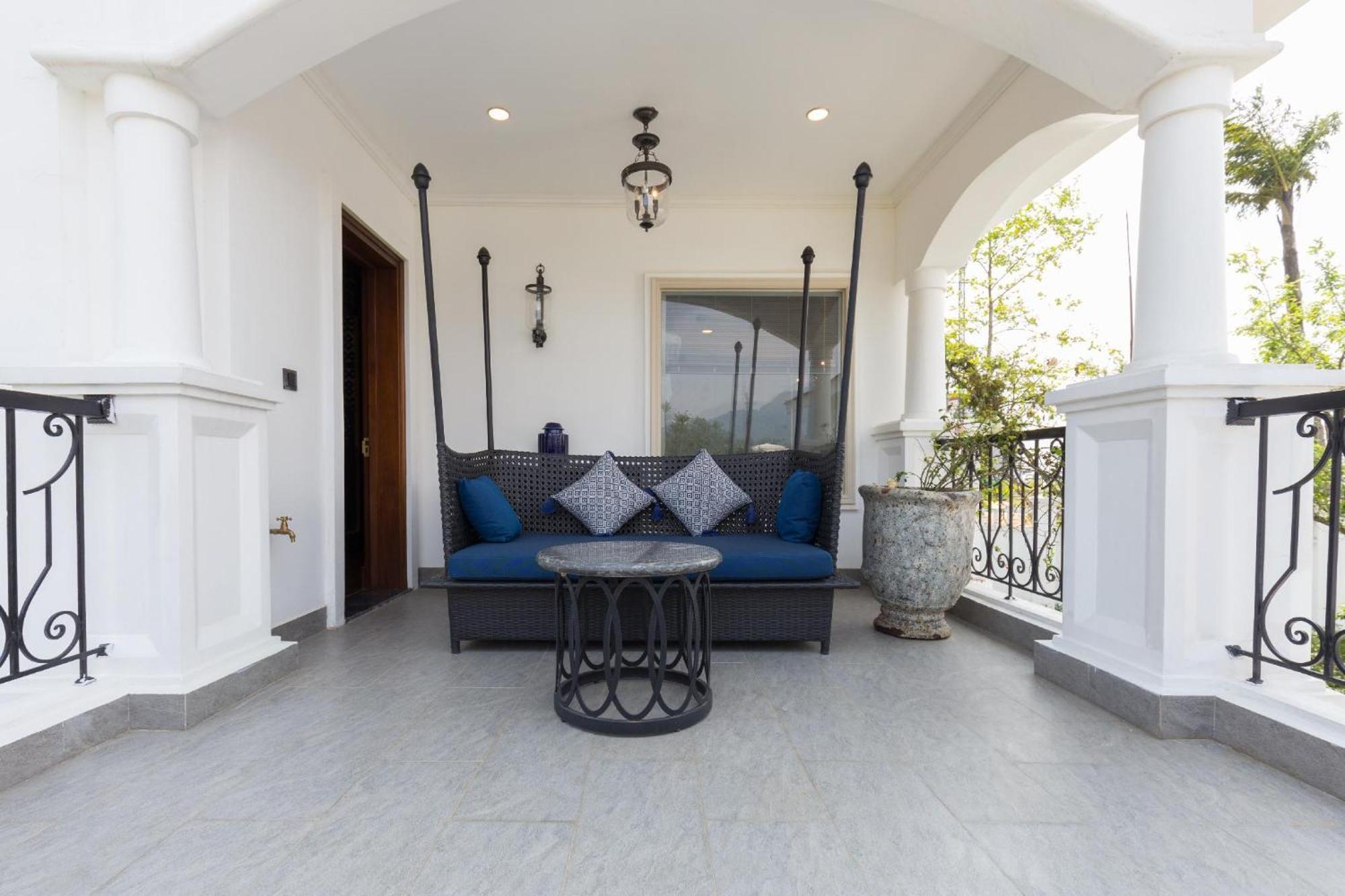 Silk Path Grand Sapa Resort & Spa מראה חיצוני תמונה A balcony