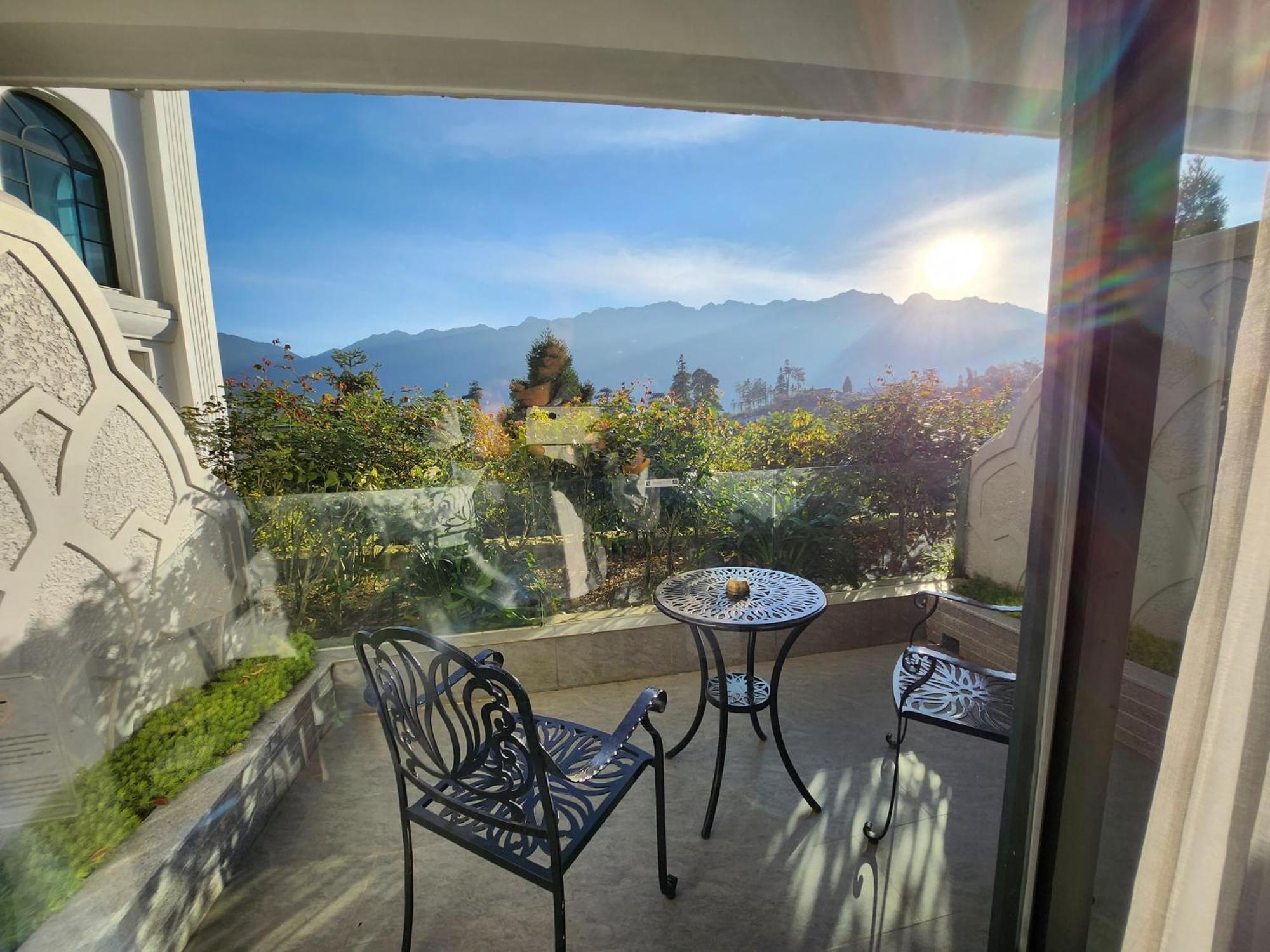 Silk Path Grand Sapa Resort & Spa מראה חיצוני תמונה View from the balcony of a suite at the Hotel del Monte