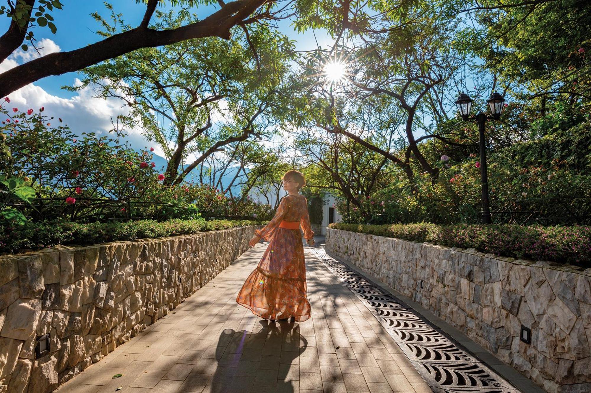 Silk Path Grand Sapa Resort & Spa מראה חיצוני תמונה A woman walking in the park