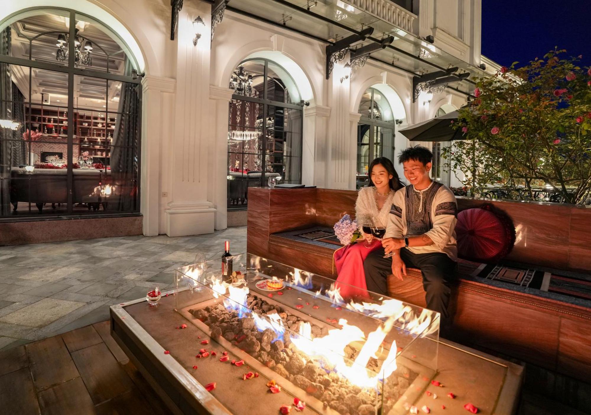 Silk Path Grand Sapa Resort & Spa מראה חיצוני תמונה The outdoor fireplace at the hotel