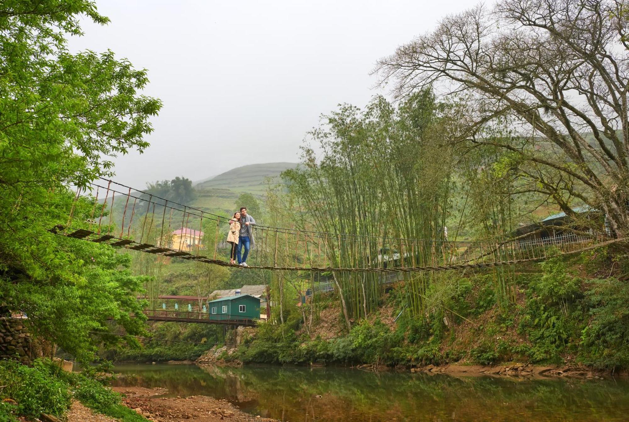 Silk Path Grand Sapa Resort & Spa מראה חיצוני תמונה The bridge at the entrance to the village