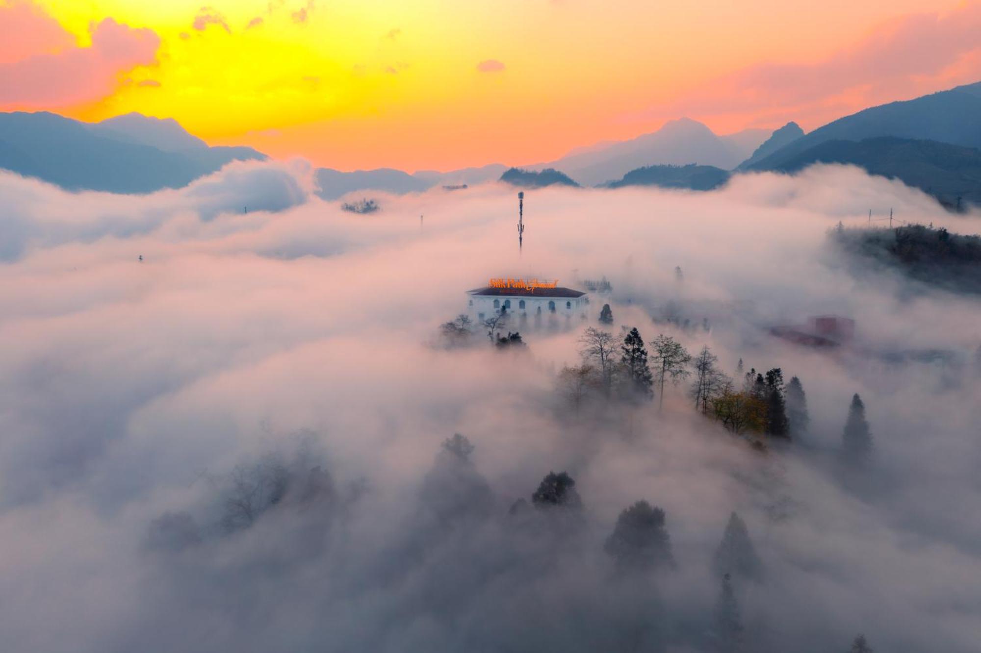 Silk Path Grand Sapa Resort & Spa מראה חיצוני תמונה The summit of the mountain